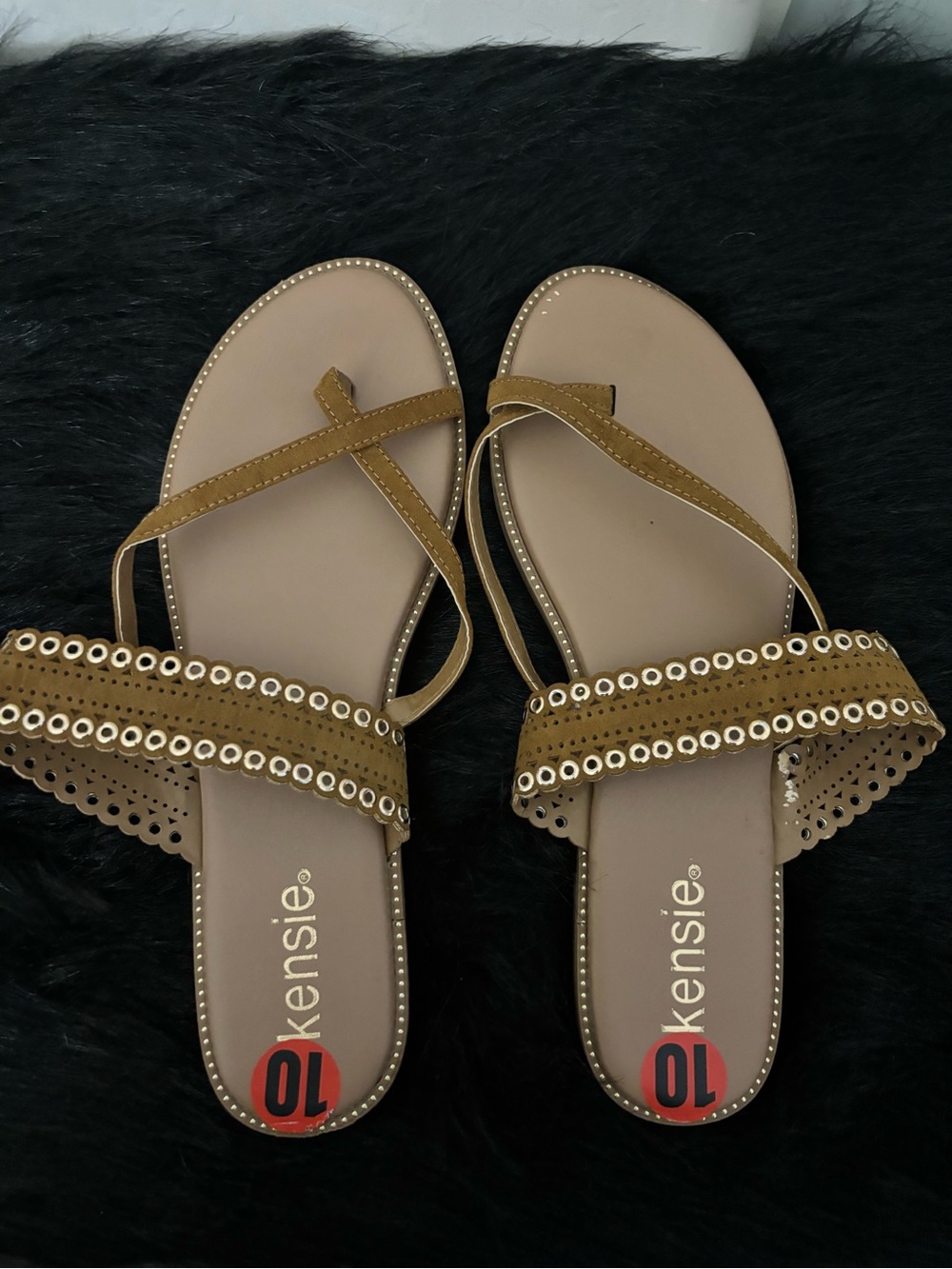 NWOT Kensie Tan Brown Eyelet Strap Toe-Loop Sandals,Size 10. Has 2 flaws see pic